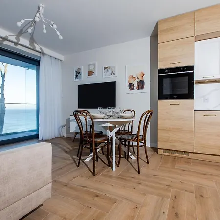 アパート Hevenia 4 レバル